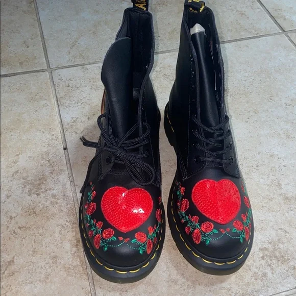 NWT Dr. Martens discontinued Pascal Hearts Sequin Combat Boot size 9 - Picture 6 of 10